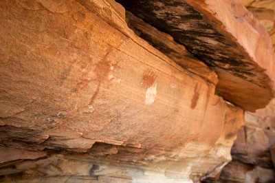 These elements were some of the best preserved. There were so many pictographs in this shelter that I wonder how long it was used and whether subsequent generations continued the decorative work. The middle symbol here appears to be a centipede or a bug, an image sometimes associated with death.